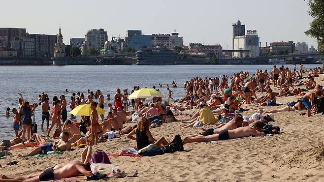 러시아군의 공격이 잠시 잦아들었던 19일(현지시각) 오후 우크라이나 키이우 드니프로강에서 시민들이 더위를 식히고 있다. 키이우/김혜윤 기자