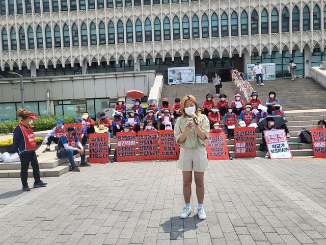 지난 13일 연세대학교 청소·경비 노동자들이 개최한 학내 집회에서 학생이 마이크를 잡고 연대 발언을 하고 있다. 전국민주노동조합총연맹 공공운수노조 제공.