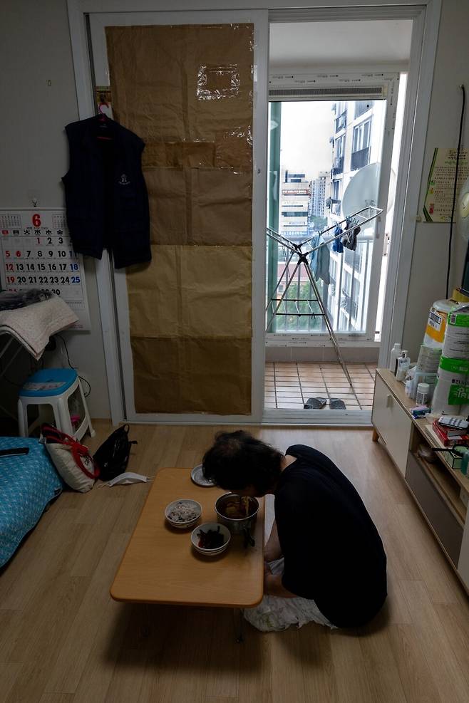 2022년 6월24일 서울 강서구 가양동 임대아파트에 사는 김주현(62·가명)씨가 ‘노브랜드’ 라면과 밥, 김치로 점심 식사를 하고 있다. 김씨는 “라면 맛은 다 비슷하니 제일 싼 걸 사면 된다”고 했다. 박승화 기자