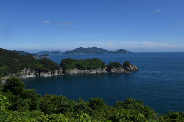 두미도 최고 절경으로 꼽히는 동뫼섬.