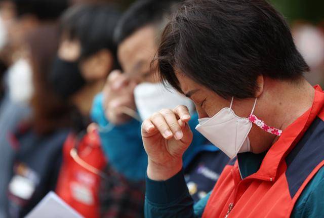 지난해 민주노총 서비스연맹 전국요양서비스노동조합의 권리보장 집회에서 한 요양보호사가 눈물을 닦고 있다. 연합뉴스