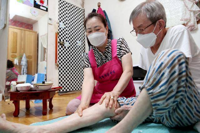 서울 성동구의 한 복지센터에 소속된 요양보호사가 노인의 집을 방문해 어르신을 돌보고 있다. 성동구청 제공