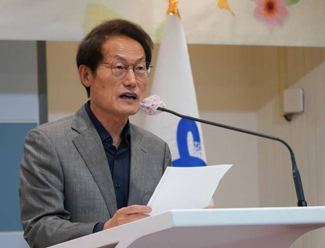 조희연 서울시교육감이 지난달 30일 서울 종로구 서울시교육청에서 열린 '2022년도 상반기 일반직공무원 퇴임식 및 모범공무원 포상 전수식'에서 인사말을 하고 있다. 서울시교육청 제공