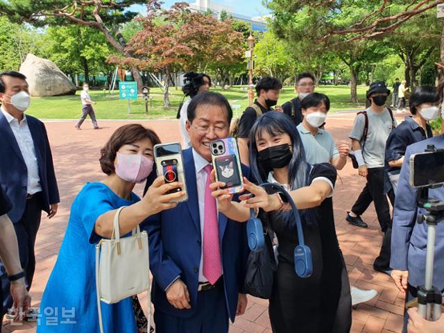 홍준표 대구시장이 1일 취임식이 끝난 뒤 대구 중구 동인동2가 국채보상운동기념공원에서 시민들과 기념촬영을 하고 있다. 류수현 기자