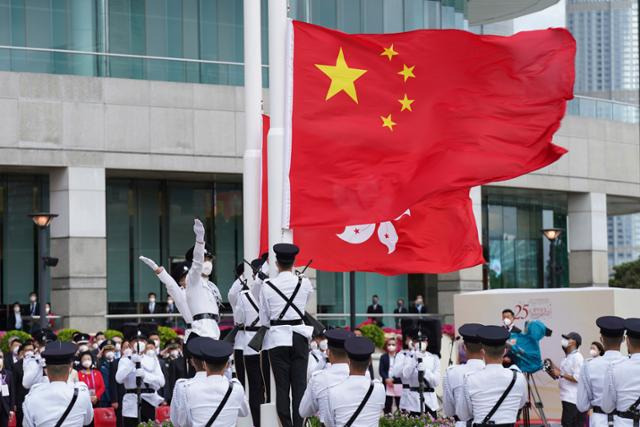 시진핑 중국 국가주석이 참석한 가운데 1일 홍콩 골든 바우히니아 광장에서 열린 홍콩 반환 25주년 기념식에서 중국 국기와 홍콩 깃발이 게양되고 있다. 홍콩=AP 뉴시스