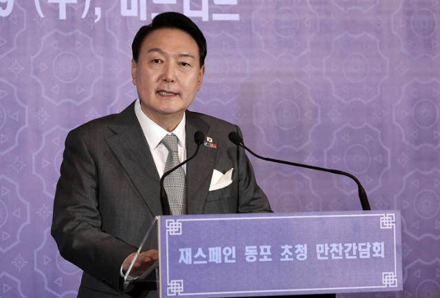 윤석열 대통령이 지난달 29일(현지시간) 스페인 마드리드의 한 호텔에서 열린 동포간담회에서 격려사를 하고 있다. 마드리드=서재훈 기자