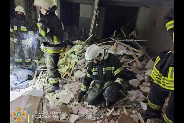 우크라이나 긴급 구조대가 1일 서남부 항구도시 오데사에서 러시아 미사일 공격으로 파괴된 아파트 내부에서 구조 작업을 하고 있다. 오데사=AP 뉴시스