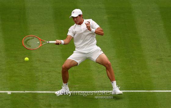지난달 28일 열린 윔블던 테니스대회 남자 단식 1회전에서 노박 조코비치를 상대하고 있는 권순우. 게티이미지
