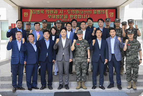 지난달 30일 김병욱 의원(왼쪽 네번째)과 포항남구 시.도의원들이 해병대 1사단과 공군 8530부대를 방문하고 기념사진을 찍고 있다. [사진=김병욱 의원 사무실]