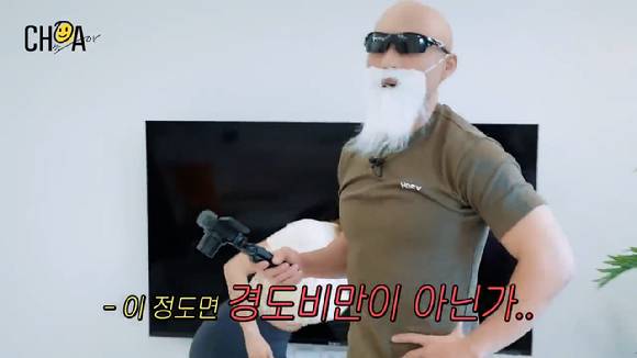 초아와 헬스 유튜버 김계란의 홈트레이닝 방문 PT 영상이 공개돼 관심을 모으고 있다. [사진=초아 유튜브 채널 영상 캡쳐]