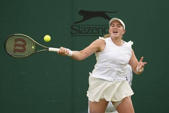 레이스 달린 유니폼을 입은 오스타펜코. [AP=연합뉴스]