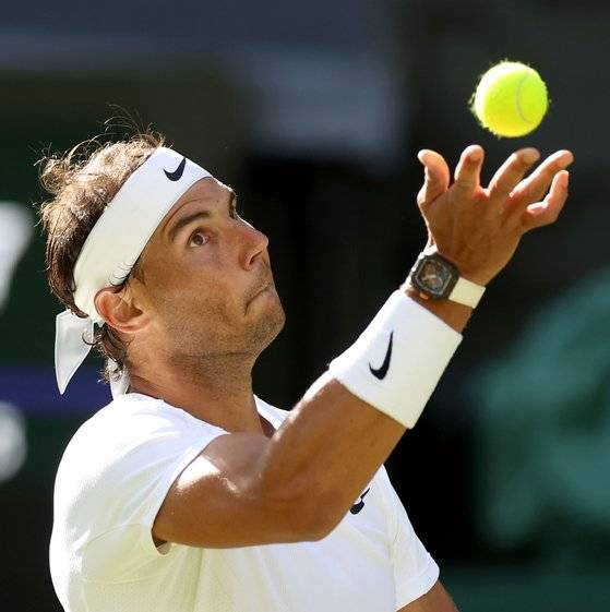 명품 시계를 차고 서브 하는 나달. [신화통신=연합뉴스]