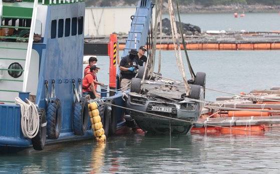 29일 오전 전남 완도군 신지면 송곡항 인근 앞바다에서 경찰이 최근 실종된 조유나양(10) 일가족의 아우디 차량을 인양하고 있다. 프리랜서 장정필