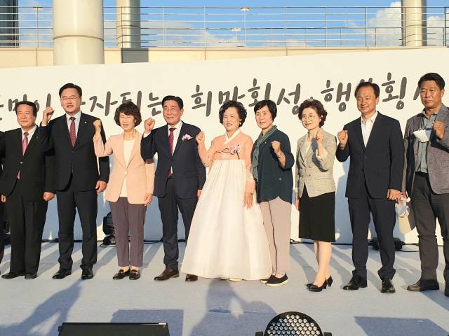 김명기 제46대 횡성군수 취임식이 1일 횡성문화체육공원 광장에서 유상범 국회의원, 한규호.고석용 전 군수를 비롯 군민 1000여명이 참석한 가운데 열렸다.,