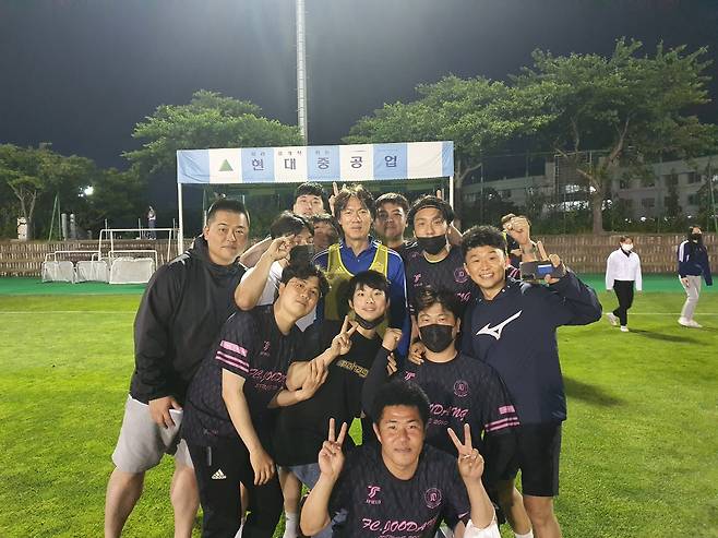 울산 현대의 홍명보 감독이 지난달 3일 지역 축구 동호회 주당 FC 회원들과 기념 사진을 찍고 있다. 사진제공:김민범 씨