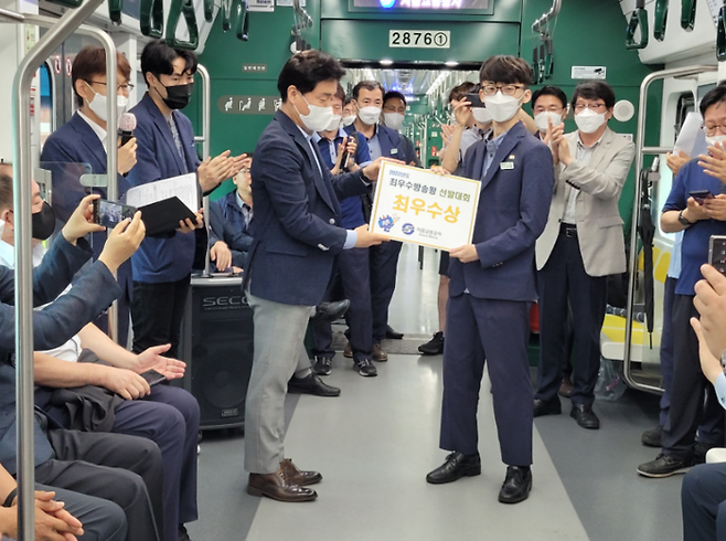 서울교통공사가 지난 15일 실시한 ‘최우수 방송왕 선발대회’에서 4호선 동작승무사업소에서 근무 중인 이근백씨가 최우수 방송왕으로 선정됐다. |서울교통공사 제공