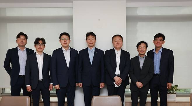 이복현 금융감독원장(가운데)이 1일 서울 여의도 금감원 본원에서 열린 시장전문가와의 오찬간담회에서 기념촬영을 하고 있다. (사진 왼쪽부터) 황병진 NH투자증권 애널리스트, 장문준 KB증권 애널리스트, 윤석모 삼성증권 리서치센터장, 이 원장, 김학균 신영증권 리서치센터장, 박석길 JP모간체이스 이코노미스트, 오석태 소시에테제네랄 이코노미스트. 금감원 제공