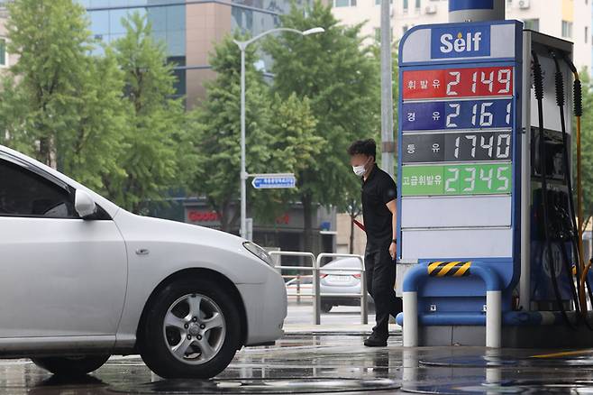 30일 서울의 한 주유소 유가정보. 연합뉴스.