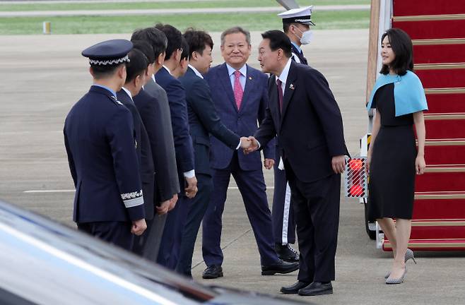 윤석열 대통령이 북대서양조약기구 정상회의 참석 등 순방을 마치고 1일 경기 성남 서울공항해 도착해 이준석 국민의힘 대표와 악수하고 있다.  대통령실사진기자단