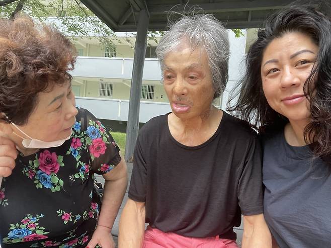 Eva Yoo Ri Brussaard poses for a photo with her birth father (center) and mother as they gather to discuss the family registration issue in Seoul, Monday. (Eva Yoo Ri Brussaard)