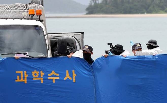 지난달 29일 오전 전남 완도군 신지면 송곡선착장 인근 방파제에서 경찰이 10ｍ 바닷속에 잠겨있는 조유나(10)양 가족의 차량을 인양했다. 연합뉴스