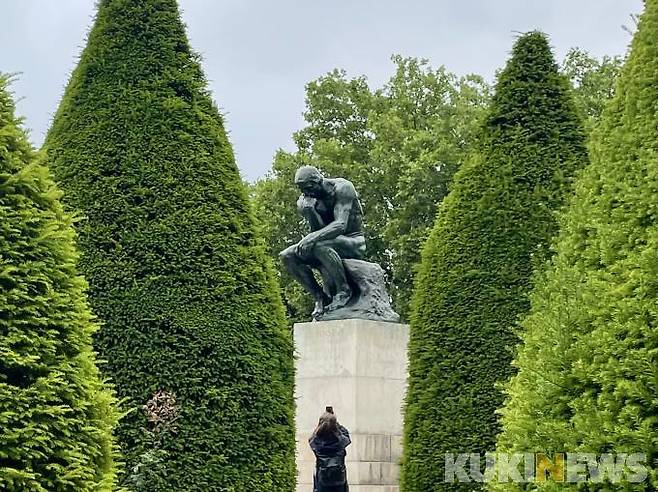 파리 로댕 박물관에서 한 방문객이 로댕의 '생각하는 사람'을 찍고 있다. 사진=안세진 기자