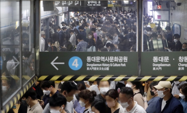 전국장애인차별철폐연대가 서울 지하철 4호선 구간에서 장애인 권리 예산 보장 등을 요구하는 지하철 승하차 시위를 재개했다. 4호선 충무로역이 상하행선 운행 차질로 혼잡한 모습을 보이고 있다. 뉴시스