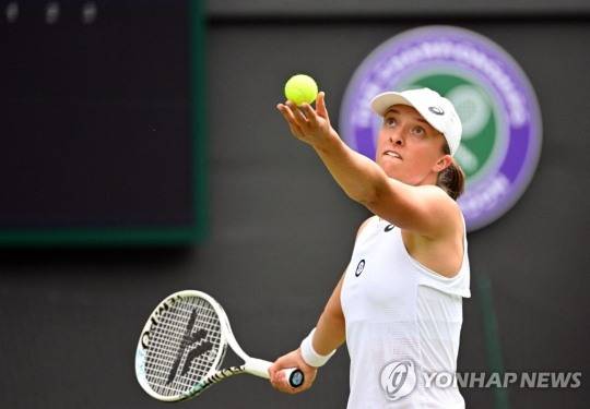 서브 넣는 시비옹테크
[AFP=연합뉴스]