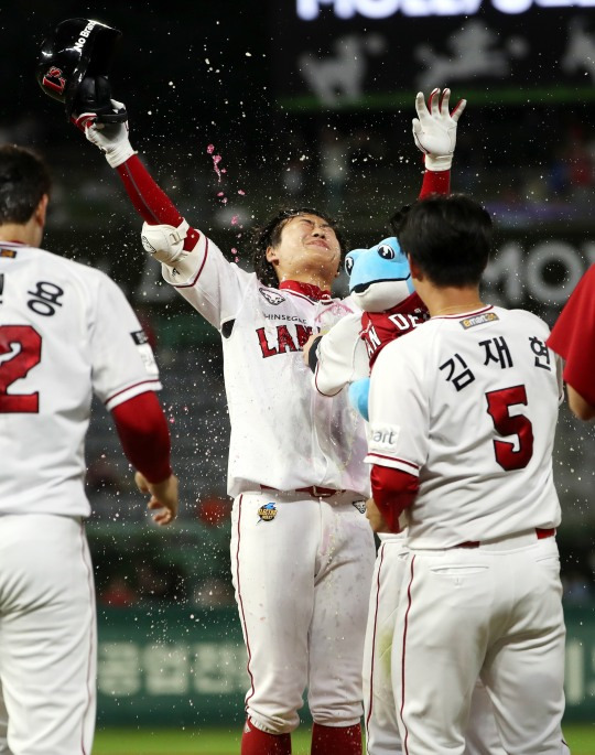 1일 KIA-SSG의 문학경기. 9회말 끝내기 밀어내기 볼넷을 얻은 최상민이 동료들의 축하 물세례를 받고 있다.[연합뉴스 제공]