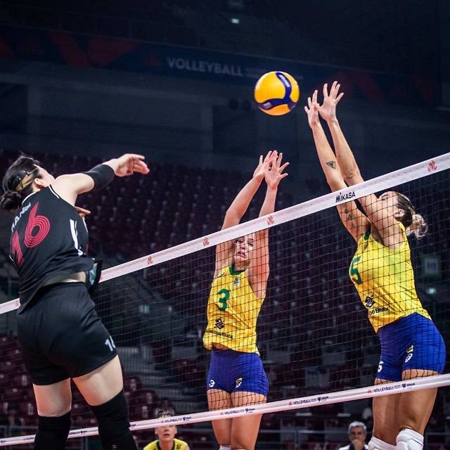 한국 이한비(16)가 2022 여자네이션스리그 3주차 2차전에서 시도한 공격이 브라질 블로킹벽에 막히고 있다. 사진=브라질배구협회 공식 SNS