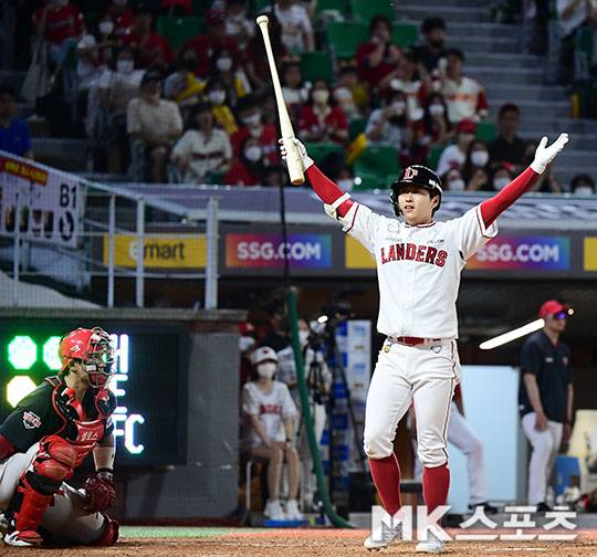 SSG 랜더스가 9회말 최상민의 끝내기 밀어내기 볼넷에 힘입어 2연승을 달렸다. KIA 타이거즈는 5연패 수렁에 빠졌다. 사진(인천)=김영구 기자