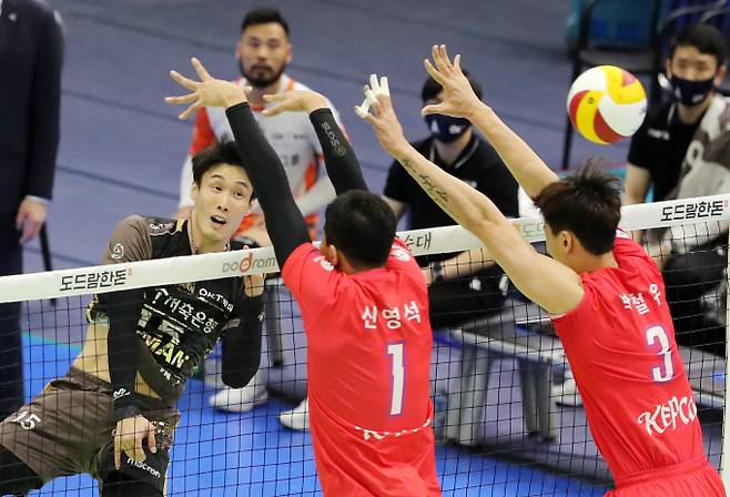 OK금융그룹 레프트 최홍석(왼쪽)이 지난달 30일 한국배구연맹(KOVO)에 연봉조정을 신청했다. /사진=뉴스1