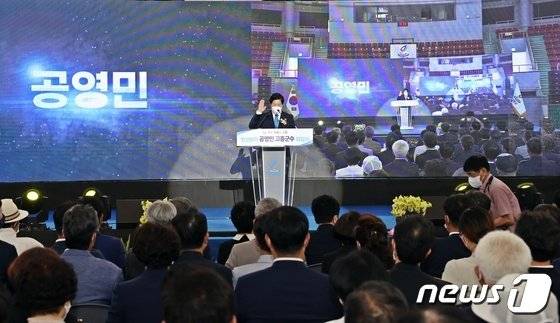 공영민 전남 고흥군수는 1일 취임사를 통해 "희망찬 미래로 향하는 길에 군민 한사람도 소외되는 일이 없도록 정성을 다하겠다"면서 "모든 군민과 함께 고흥발전의 대여정을 시작하겠다"고 밝혔다./뉴스1