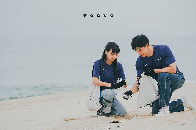 볼보자동차코리아가 친환경 사회 공헌활동으로 진행하는 '2022 헤이, 플로깅' 캠페인을 진행한다. 사진은 브랜드 홍보대사인 배우 윤승아(왼쪽), 김무열 부부가 플로깅에 참여한 모습. /사진=볼보자동차코리아