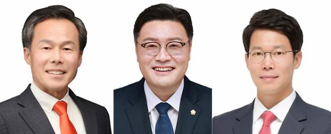 왼쪽부터 서과석 의장, 연제창 부의장, 임종훈 운영위원장. / 사진제공=포천시의회