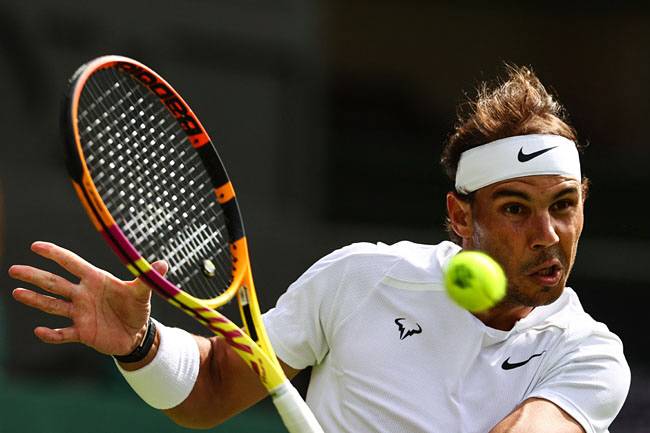 스페인의 라파엘 나달이 1일 오전(한국시간) 영국 런던의 올잉글랜드론테니스클럽에서 열린 윔블던 남자단식 2회전에서 힘차게 리턴샷을 시도하고 있다.  AFP 연합뉴스