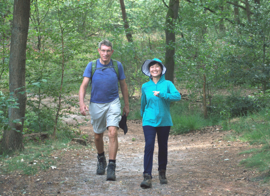 한비야 교수와 남편 안톤이 산책을 즐기고 있다. 푸른숲 제공