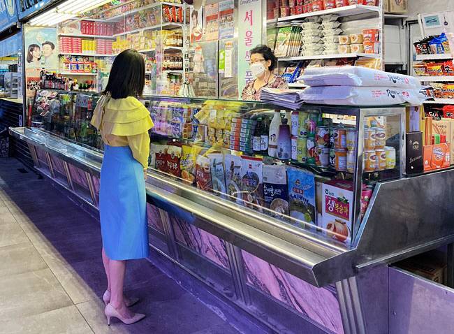 김건희 여사가 6월 30일(현지시간) 스페인 마드리드 마라비야스 시장 내 한인 교포 식료품점을 방문해 이야기를 나누고 있다.   연합뉴스