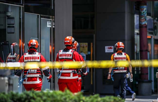 1일 오전 서울 종로구 르메이에르 빌딩에서 원인을 알 수 없는 흔들림이 발생해 출동한 경찰 및 소방대원들이 원인조사를 하고 있다. 뉴시스