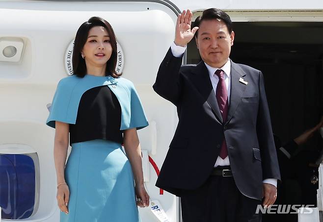 [마드리드=뉴시스] 전신 기자 = 첫 해외 순방 일정을 마친 윤석열 대통령과 부인 김건희 여사가 30일(현지시간) 마드리드 바라하스 국제공항에서 공군 1호기 탑승 전 손을 흔들어 인사하고 있다. (대통령실통신사진기자단) 2022.06.30. photo1006@newsis.com