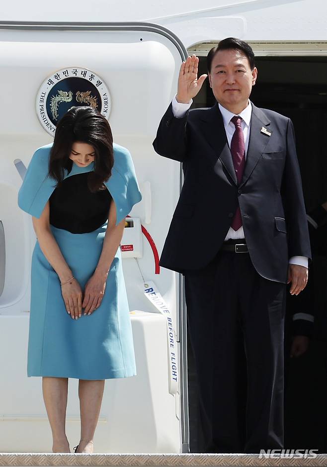 [마드리드=뉴시스] 전신 기자 = 첫 해외 순방 일정을 마친 윤석열 대통령과 부인 김건희 여사가 30일(현지시간) 마드리드 바라하스 국제공항에서 공군 1호기 탑승 전 손을 흔들어 인사하고 있다. (대통령실통신사진기자단) 2022.06.30. photo1006@newsis.com