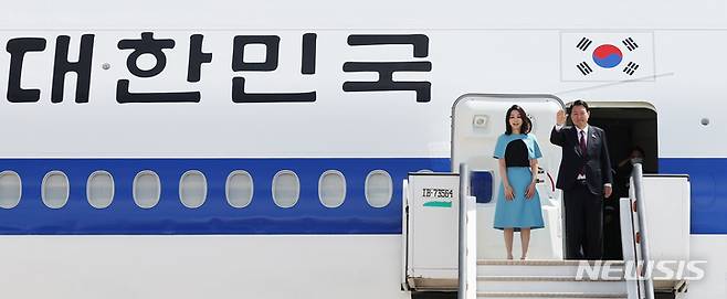 [마드리드=뉴시스] 전신 기자 = 첫 해외 순방 일정을 마친 윤석열 대통령과 부인 김건희 여사가 30일(현지시간) 마드리드 바라하스 국제공항에서 공군 1호기 탑승 전 손을 흔들어 인사하고 있다. (대통령실통신사진기자단) 2022.06.30. photo1006@newsis.com