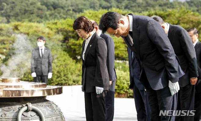 [서울=뉴시스] 정병혁 기자 = 오세훈 서울시장이 민선 8기 취임에 앞서 1일 오전 서울 동작구 국립서울현충원에서 묵념을 하고 있다. 2022.07.01. jhope@newsis.com