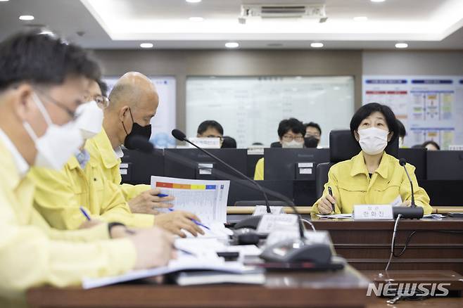 [서울=뉴시스]한화진 환경부장관이 1일 오전 서울 서초구 소재 한강홍수통제소에서  관계기관과 함께 접경지역 홍수대응상황을 점검하고 있다.(사진=환경부 제공)