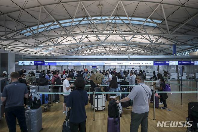 [인천공항=뉴시스] 6월27일 오후 인천국제공항 제1여객터미널 출국장을 찾은 여행객들이 탑승수속을 기다리고 있다.