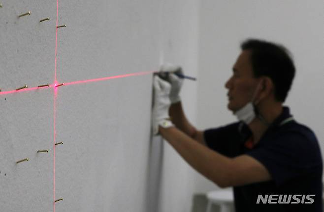 [서울=뉴시스] 박진희 기자 = 서울 종로구 토탈미술관에서 방탄소년단 팬클럽 아미(ARMY)들의 기획으로 열린 현대미술 특별전 'Beyond the Scene'(비욘드 더 신) 전시 준비를 하는 아미(ARMY). 이번 특별전 ‘Beyond the Scene’은 BTS의 노래와 활동을 7개의 키워드(#정체성, #다양성, #기억, #연대, #일상, #환경, #미래)로 재구성했으며, 키워드에 공감하는 사람들을 아미라 표현한다.  2022.07.01. pak7130@newsis.com