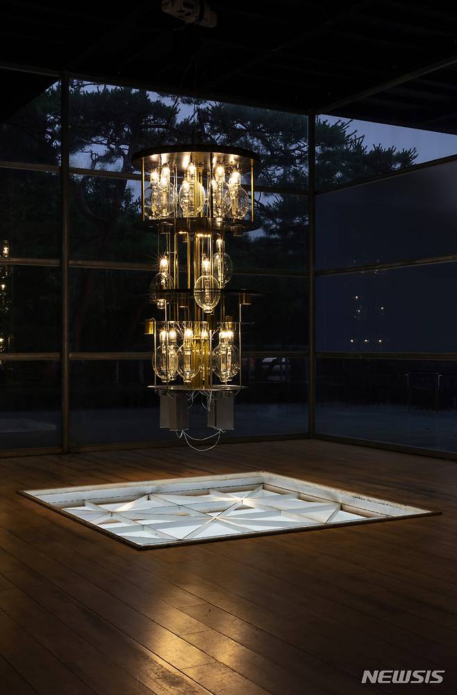 [서울=뉴시스] 박진희 기자 = 서울 종로구 토탈미술관에서 방탄소년단 팬클럽 아미(ARMY)들의 기획으로 열린 현대미술 특별전 'Beyond the Scene'(비욘드 더 신) 전시 작품인 부지현 작가의 집어등 설치작품 '루미너스'. 바닷속 심연을 떠올리게 하는 몽환적인 작품으로 방탄소년단 노래 'Zero O'Clock'(제로 어클록)과 함께 선보인다. (사진=토탈미술관 제공) 2022.07.01. photo@newsis.com