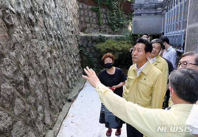 [서울=뉴시스] 김금보 기자 = 오세훈 서울시장이 1일 서울 종로구 혜화동 폭우 피해 현장을 찾아 피해 상황을 점검하고 있다. 2022.07.01. kgb@newsis.com