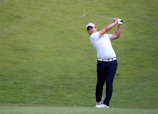 [서울=뉴시스] 권창회 기자 = 12일 경남 양산시 에이원CC에서 열린 제65회 KPGA 선수권대회 with A-ONE CC 1번홀에서 황중곤이 세컨 아이언샷을 하고 있다.(사진=KPGA 제공) 2022.06.12. photo@newsis.com *재판매 및 DB 금지