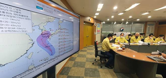 [세종=뉴시스] 농림축산식품부는 1일 김인중 차관 주재로 북상하는 제4호 태풍 에어리 대응 긴급 점검회의를 개최했다. (사진=농식품부 제공) *재판매 및 DB 금지